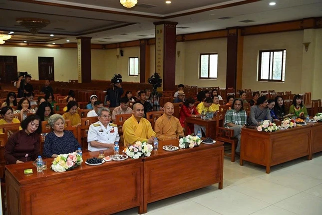 Chư Tăng, Phật tử, các văn nghệ sĩ, Phật tử, thành viên hai câu lạc bộ tham dự