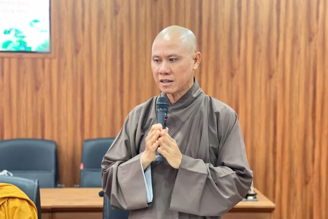 Thượng tọa Thích Nguyên Minh, Trưởng Tiểu ban Nhân sự Đại hội phát biểu