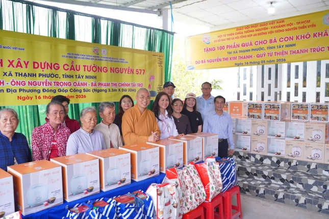 Đoàn chuẩn bị trao quà đến bà con xã Thạnh Phước, tỉnh Tây Ninh - Ảnh: T.N