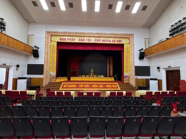 Hội trường Trung tâm Hội nghị tỉnh Điện Biên được chuẩn bị hoàn thiện