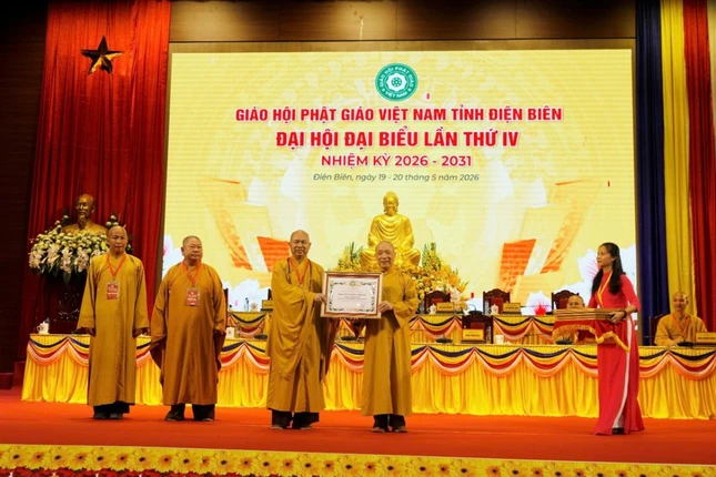Hòa thượng Thích Bảo Nghiêm trao Bằng tuyên dương công đức đến Thượng tọa Thích Đức Thiện