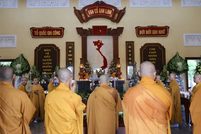 Tại Anh Linh Tưởng Niệm Đường