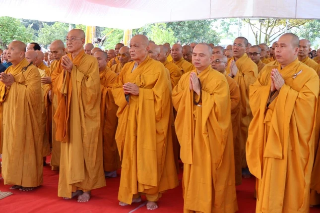 Chư tôn đức thành kính đảnh lễ Đức Phật hoàng Trần Nhân Tông