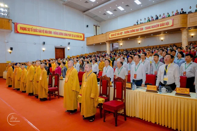 Đại biểu trong nghi thức chào Quốc kỳ - Đạo kỳ
