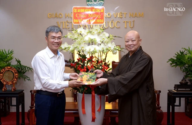 Hòa thượng Trưởng ban Trị sự TP.HCM trao Báo Giác Ngộ - ấn phẩm đặc biệt Phật đản đến Thượng tá Phạm Khắc Nguyên
