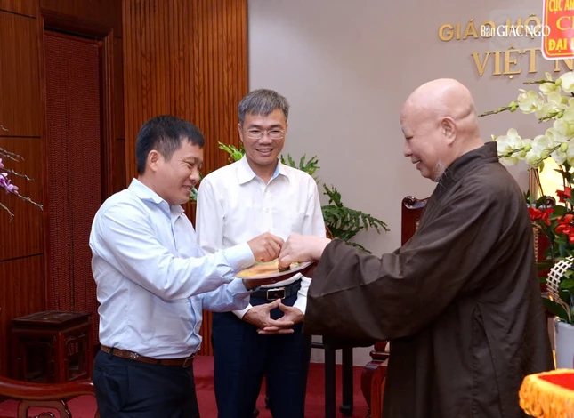 Hòa thượng Thích Lệ Trang trao quà lưu niệm đến thành viên phái đoàn