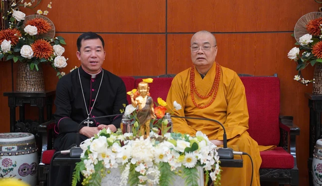 Trưởng lão Hòa thượng Thích Thanh Nhiễu tiếp thân mật Linh mục Giuse Vũ Công Viện Trưởng lão Hòa thượng Thích Thanh Nhiễu tiếp thân mật Linh mục Giuse Vũ Công Viện
