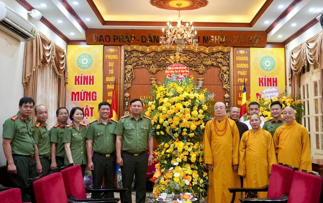 Phái đoàn Công an TP.Hà Nội chúc mừng Phật đản Phái đoàn Công an TP.Hà Nội chúc mừng Phật đản
