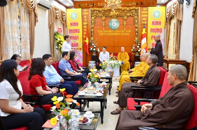 Chư tôn đức lãnh đạo Giáo hội tiếp đoàn Đảng ủy, HĐND, UBND, UBMTTQVN P.Cửa Nam Chư tôn đức lãnh đạo Giáo hội tiếp đoàn Đảng ủy, HĐND, UBND, UBMTTQVN P.Cửa Nam