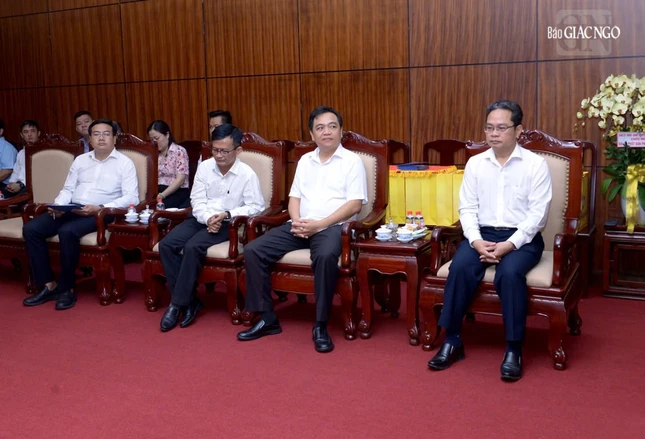 Ông Phạm Minh Tuấn và các vị lãnh đạo các phòng, ban Ủy ban MTTQVN TP.HCM