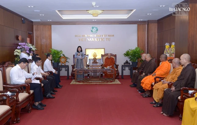 Bà Trương Thị Bích Hạnh phát biểu tri ân chư tôn đức