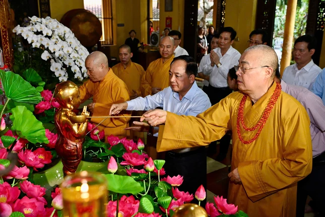 Chư tôn đức cùng ông Trịnh Văn Quyết thực hiện nghi thức Tắm Phật Chư tôn đức cùng ông Trịnh Văn Quyết thực hiện nghi thức Tắm Phật