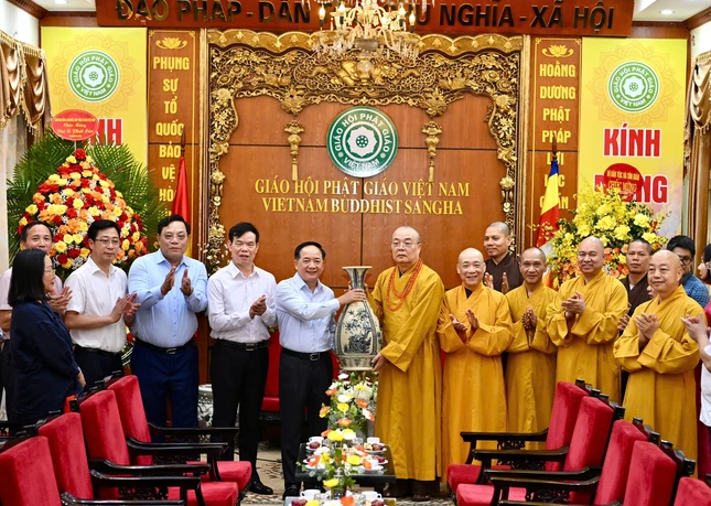 Phái đoàn trao quà chúc mừng Phật đản Phái đoàn trao quà chúc mừng Phật đản