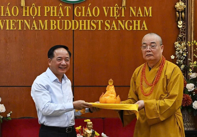 Trưởng lão Hòa thượng Thích Thanh Nhiễu tặng tôn tượng Đức Phật đản sinh đến ông Trịnh Văn Quyết nhân buổi gặp Trưởng lão Hòa thượng Thích Thanh Nhiễu tặng tôn tượng Đức Phật đản sinh đến ông Trịnh Văn Quyết nhân buổi gặp