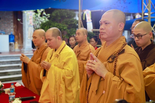 Chư tôn đức dâng hương Tam bảo