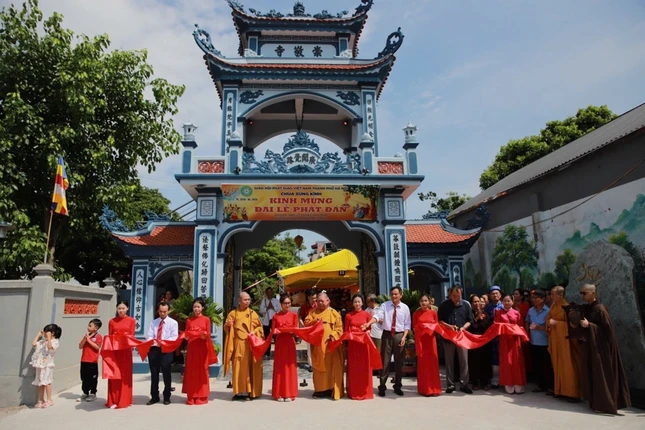 Cắt băng khánh thành tam quan chùa Sùng Kính