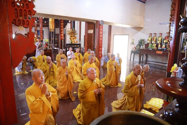 Chư tôn đức dâng hương Tam bảo