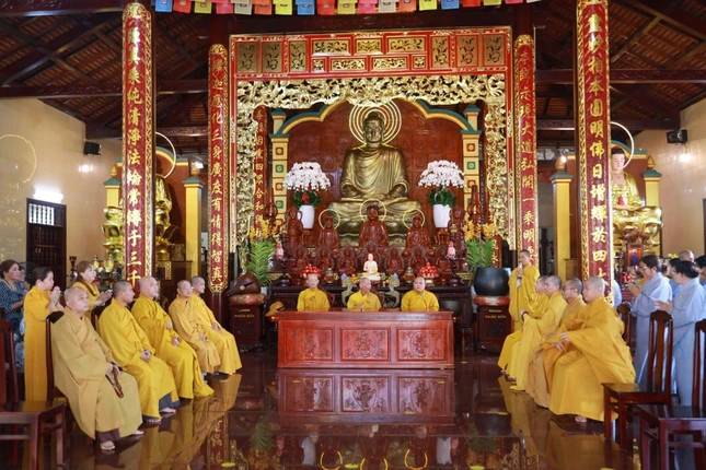 Chư tôn đức chứng minh và tham dự buổi lễ