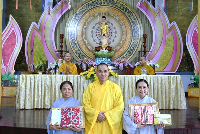 Thượng tọa Thích Thiện Thông trao giải nhì và giải ba Thượng tọa Thích Thiện Thông trao giải nhì và giải ba