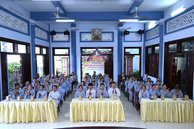 Phật tử tham dự lễ trao giải cuộc thi viết lời tri ân Đức Phật Phật tử tham dự lễ trao giải cuộc thi viết lời tri ân Đức Phật