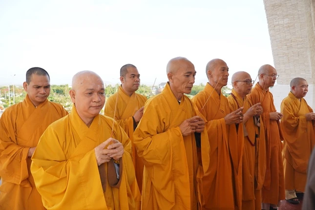 Chư tôn đức dâng hương anh linh các anh hùng, liệt sĩ