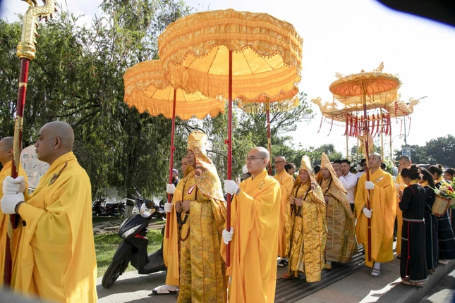 Lễ cung rước kim thân tôn tượng Đức Phật đản sanh