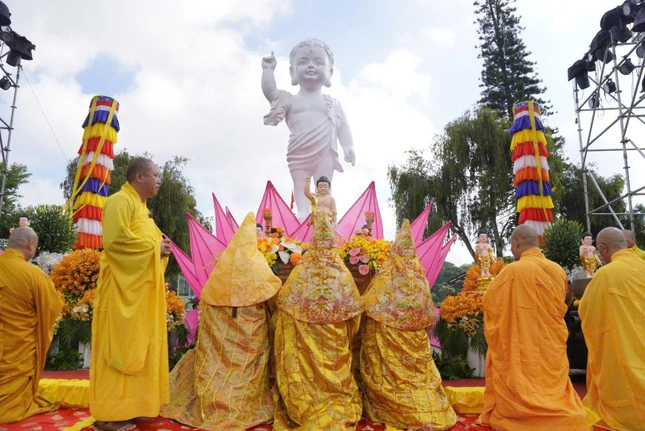 Đảnh lễ kim thân tôn tượng Đức Phật đản sinh