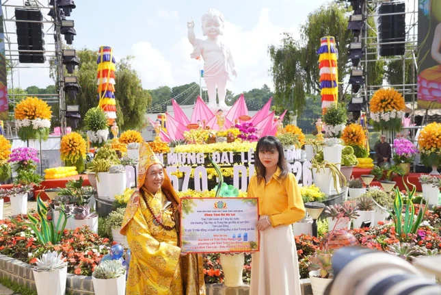 Trao 1 bồn nước, 1 máy lọc nước cho Trường Tiểu học Gia Bắc