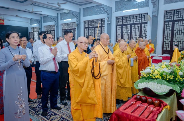 Chư tôn đức và quý khách dâng hương Tam bảo