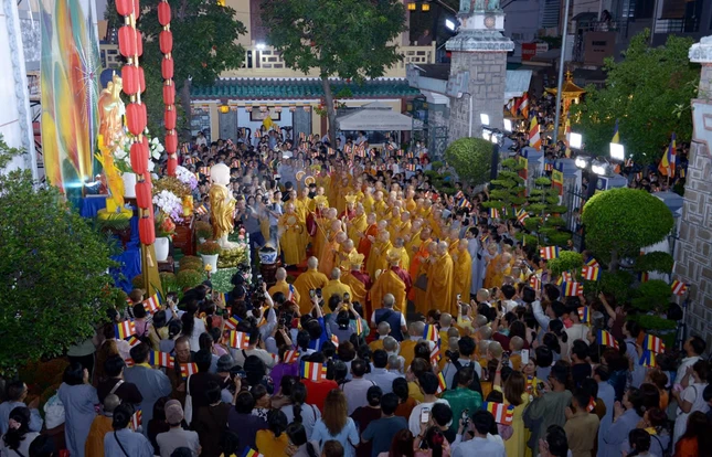 Quang cảnh tại chùa Ấn Quang - nơi xuất phát đoàn cung rước