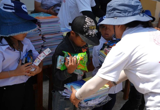 Trao quà đến các em học sinh Trao quà đến các em học sinh