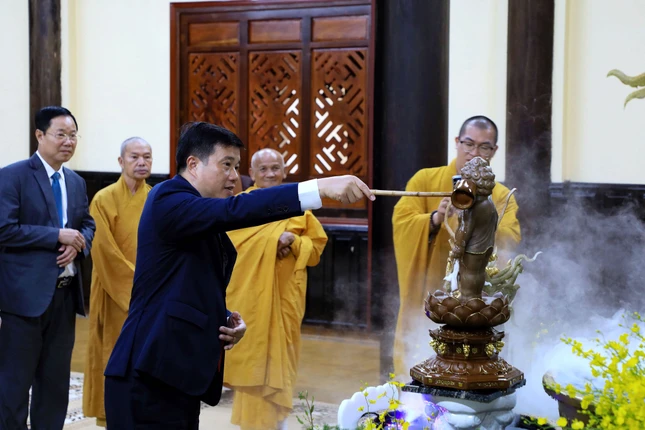 Thực hiện nghi thức Tắm Phật