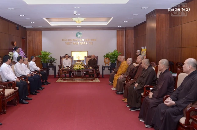 Quang cảnh buổi tiếp phái đoàn lãnh đạo Thành phố tại Việt Nam Quốc Tự