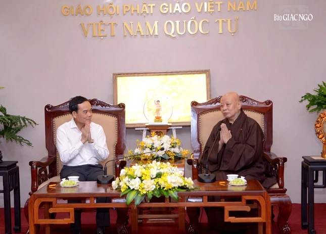 Bí Thư Thành ủy Trần Lưu Quang có lời thăm hỏi sức khỏe đến Hòa thượng Trưởng ban Trị sự GHPGVN TP.HCM