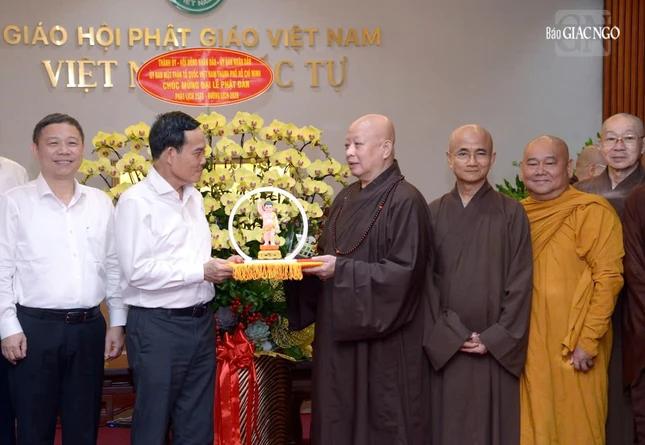 Hòa thượng Trưởng ban Trị sự TP.HCM trao tôn tượng Đức Phật sơ sinh đến Bí thư Thành ủy Trần Lưu Quang nhân Đại lễ Phật đản