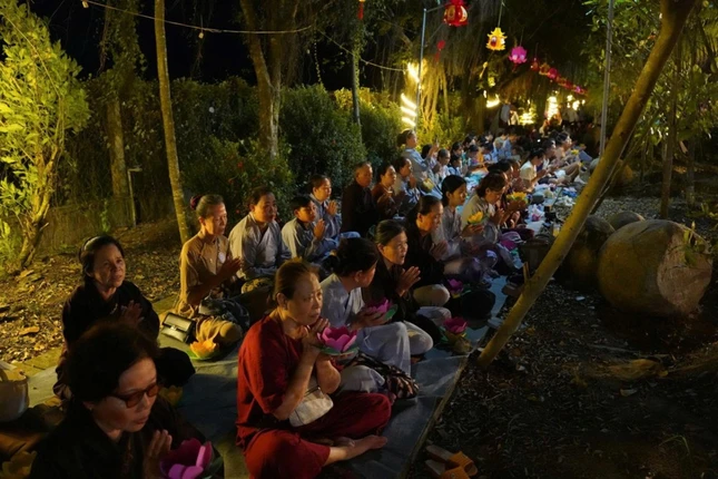 Phật tử tham dự lễ hoa đăng Kính mừng Phật đản tại chùa Bửu Thọ Phật tử tham dự lễ hoa đăng Kính mừng Phật đản tại chùa Bửu Thọ