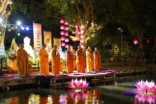 Chư tôn đức cử hành lễ hoa đăng tại Thiền Hồ Tỉnh Lặng trong khuôn viên chùa Bửu Thọ Chư tôn đức cử hành lễ hoa đăng tại Thiền Hồ Tỉnh Lặng trong khuôn viên chùa Bửu Thọ