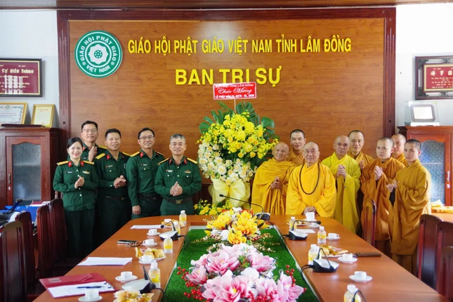 Phái đoàn do Đại tá Nguyễn Văn Sơn làm trưởng đoàn đến chúc mừng Ban Trị sự nhân Đại lễ Phật đản