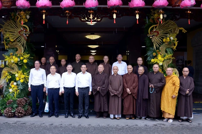 Phái đoàn lãnh đạo Thành phố chụp hình lưu niệm cùng chư tôn đức tại Việt Nam Quốc Tự