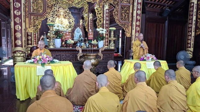 Trưởng lão Hòa thượng Thích Thiện Huệ ban đạo từ khuyến tấn hành giả an cư tại chùa Pháp Minh