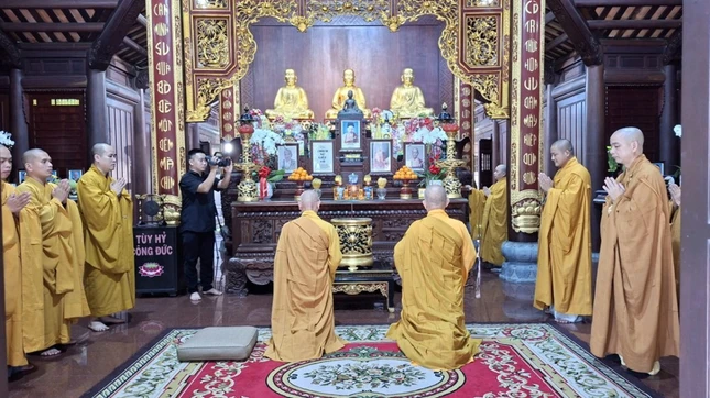 Chư tôn đức đảnh lễ chư Tổ tại Tổ đường chùa Pháp Minh
