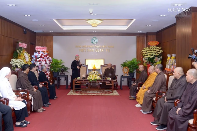 Quang cảnh buổi tiếp đoàn Tổng Giáo phận TP.HCM tại Việt Nam Quốc Tự Quang cảnh buổi tiếp đoàn Tổng Giáo phận TP.HCM tại Việt Nam Quốc Tự