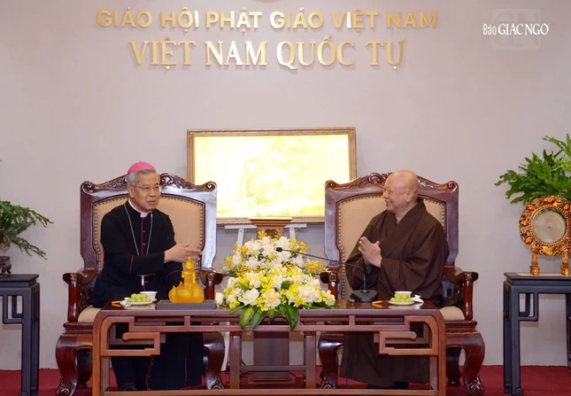 Hòa thượng Thích Lệ Trang tiếp thân mật ngài Tổng Giám mục Giuse Nguyễn Năng Hòa thượng Thích Lệ Trang tiếp thân mật ngài Tổng Giám mục Giuse Nguyễn Năng