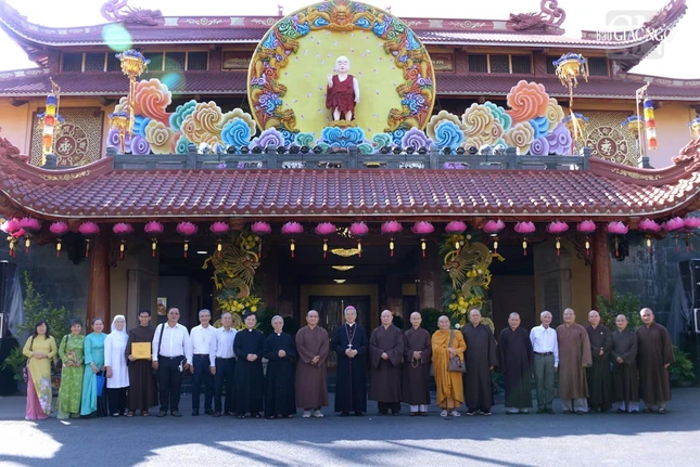 Chư tôn đức Ban Trị sự TP.HCM chụp ảnh lưu niệm cùng phái đoàn Tổng Giáo phận TP.HCM Chư tôn đức Ban Trị sự TP.HCM chụp ảnh lưu niệm cùng phái đoàn Tổng Giáo phận TP.HCM