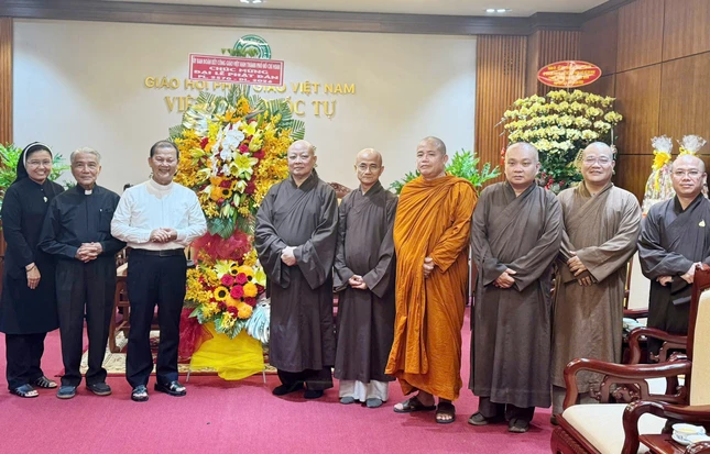 Chụp ảnh lưu niệm - Ảnh: M.Thuận Chụp ảnh lưu niệm - Ảnh: M.Thuận