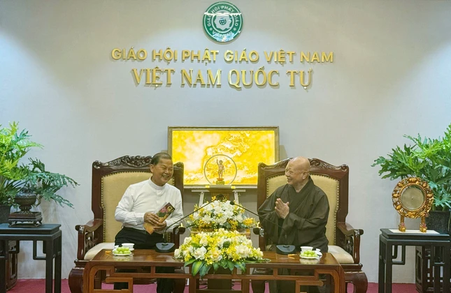 Hòa thượng Thích Lệ Trang tiếp Linh mục Gioan Baotixita Nguyễn Văn Riễn Hòa thượng Thích Lệ Trang tiếp Linh mục Gioan Baotixita Nguyễn Văn Riễn