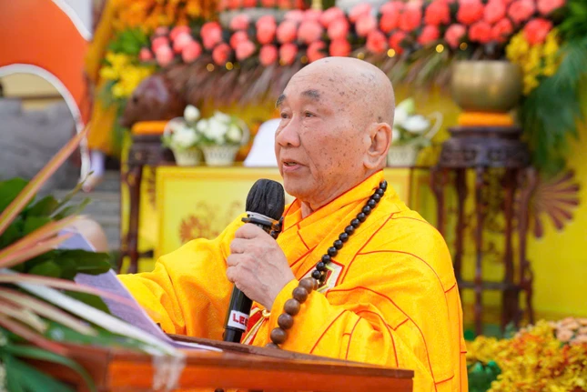 Hòa thượng Thích Thanh Tân đọc lời cảm tạ của Ban Tổ chức