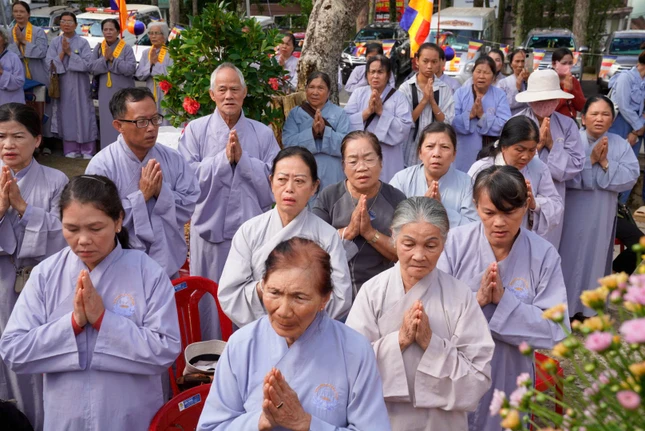 Phật tử tham dự Đại lễ Phật đản tại chùa Linh Sơn