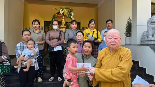 Hòa thượng Thích Duy Trấn trao tiền ủng hộ của bạn đọc Báo Giác Ngộ đến bệnh nhân khó khăn