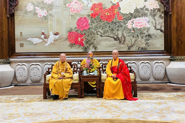 Trưởng lão Hòa thượng Thích Diễn Giác tiếp Trưởng lão Hòa thượng Thích Thiện Nhơn Trưởng lão Hòa thượng Thích Diễn Giác tiếp Trưởng lão Hòa thượng Thích Thiện Nhơn